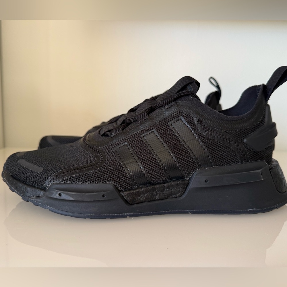 ADIDAS NMD V3 LACE UP SNEAKER YOUTH SIZE 6 WOMEN SIZE 8 BLACK BLACK